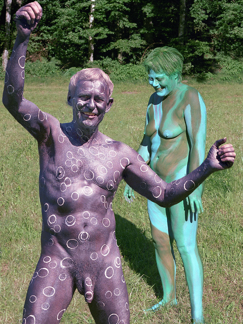 FKK, Nacktheit in freier Natur - Körpermalerei im Schondratal - bemaltes nacktes Paar